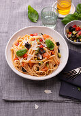 Spaghetti mit Sugo Al Pomodoro und gebratenem Gemüse, vegan