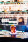 Cocktail im Glas auf Bartheke
