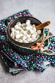 Mini-Marshmallows mit Zimtstange in Keramikschälchen