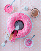 Donut-Kuchen mit Glasur in Pink
