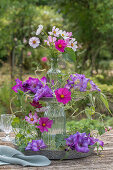 Blumen-Etagere mit Schmuckkörbchen, Gladiolen und Prunkwinde