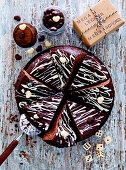 Chocolate Tarte mit Herzen verziert