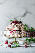 Pavlova mit Kirschen und Schokolade