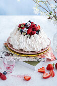 Pavlova aus der Heißluftfritteuse mit Beeren