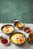 Bircher Müsli mit goldener Milch und Granatapfelkernen