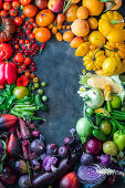 Obst und Gemüse in Regenbogenfarben um Bildrand