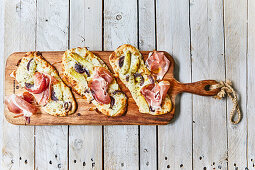 Pizza with asparagus and Tyrolean bacon