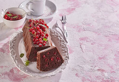 Cocoa cake loaf with red currant