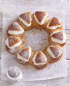Yeast roll wreath with cream