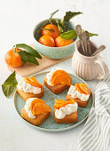 Mandarin slices with cream