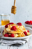 Kokospancakes mit frischen Himbeeren und Ahornsirup