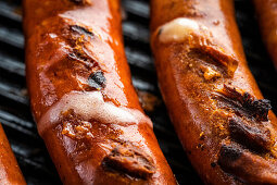 Käsekrainer auf dem Grill