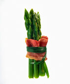 Grüner Spargel mit Bacon umwickelt