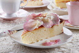 Käsekuchen mit gezuckerten Rosenblättern