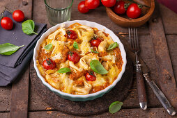 Veganer Tortellini-Linsen-Auflauf mit Tomaten und Basilikum