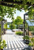 Holzterrasse mit Pergola und Blick auf den See