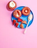 Red-Velvet-Muffins mit Erdbeeren