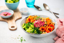 Bowl mit Rote-Bete-Hummus