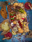 Vorspeisenbrett mit Caprese, Käse, Cracker, Obst und Essiggurken