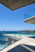 Blick von der unteren Terrasse mit Pool auf das Meer