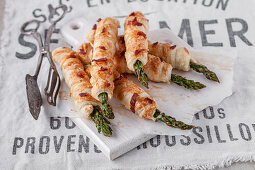 Asparagus in puff pastry sprinkled with ham and parmesan cheese