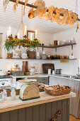 Küche im Landhausstil mit hängendem Adventskranz und Vintage-Waage