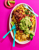 Nachos mit Hackfleisch, Bohnen und Guacamole