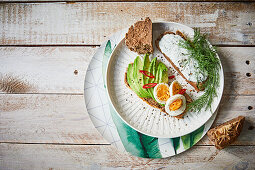 Brot mit Avocado und Ei und Brot mit Frischkäse und Dill