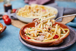 Makkaroni mit Schinken und Tomaten