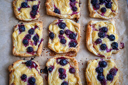 Blätterteiggebäck mit Vanillecreme und Blaubeeren