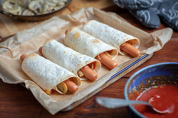 Tortilla-Wraps mit Wurst, Pilzen und Käse