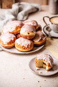 Hausgemachte Donuts mit Zuckerguss, gefüllt mit Marmelade