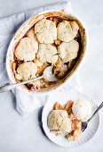 Gebackener Cobbler mit Äpfeln