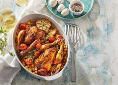 Fried chicken with chickpeas and garlic