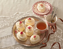 Meringue cookies with elderflower cream