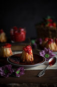 Caneles mit Rhabarber-Erdbeer-Kompott