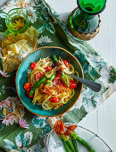 Geröstete Zucchiniblüten mit Tomatennudeln