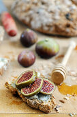 Rustikales Brot mit frischen Feigen, Gorgonzolakäse und Honig