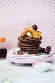 Schokoladen-Pancakes mit Ahornsirup-Bananen