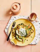 Grünkohl-Spargel-Rosenkohl-Fritters mit pochiertem Ei und Avocado