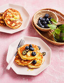 Zitronen-Cheesecake-Pancakes mit Blaubeeren
