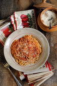 Spaghetti mit Tomatensauce und geriebenem Parmesan