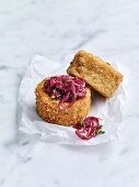 Käsige, knusprige Polenta-Küchlein mit karamellisierten roten Zwiebeln