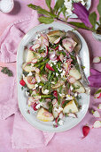 Frühlingssalat mit Kartoffeln, grünem Spargel, Radieschen, roten Zwiebeln und Dill