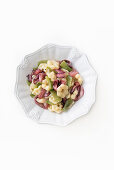 Pasta a fiore mit Topinambur, Zuckerschoten und rotem Radicchio