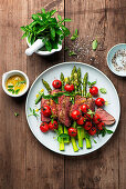 Gebratenes Steak mit grünem Spargel und Kirschtomaten