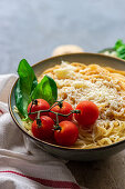 Spaghetti with cheese, tomatoes and basil