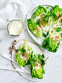 Romana-Salatspalten mit Zitronengras-Dressing