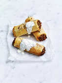 Linsen-Sausage-Rolls mit Joghurt-Senf-Sauce