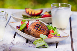 Portobello mit Tomaten und roten Zwiebeln